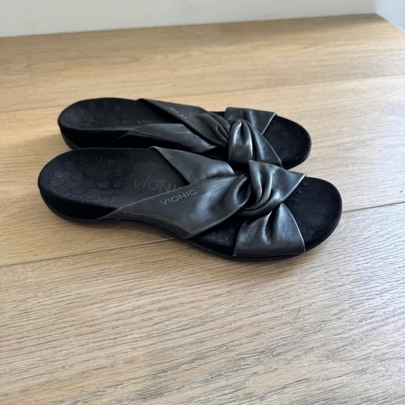 Vionic Black Leather Twist Sandal - Picture 2 of 5
